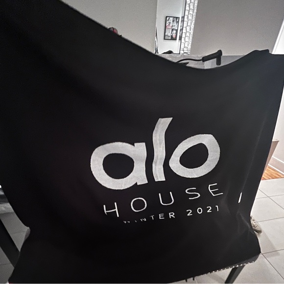 Alo Yoga Winter House Promo Blanket - Picture 2 of 2